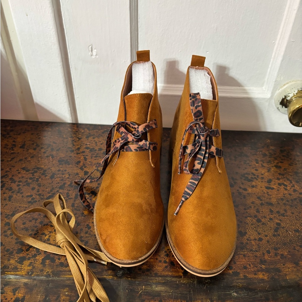 Men's Suede Chukka Boots in Tan Brown